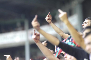 Imágenes del partido entre Osasuna y el Zaragoza, en el que los rojillos se impusieron 3-0 durante la novena jornada del Fútbol de Primera División.