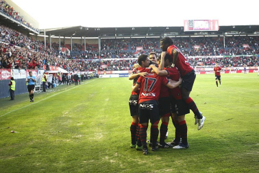 Imágenes del partido entre Osasuna y el Zaragoza, en el que los rojillos se impusieron 3-0 durante la novena jornada del Fútbol de Primera División.