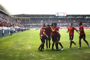 Imágenes del partido entre Osasuna y el Zaragoza, en el que los rojillos se impusieron 3-0 durante la novena jornada del Fútbol de Primera División.