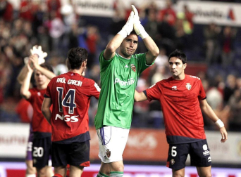 Imágenes del partido entre Osasuna y el Zaragoza, en el que los rojillos se impusieron 3-0 durante la novena jornada del Fútbol de Primera División.