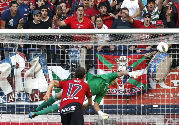 Imágenes del partido entre Osasuna y el Zaragoza, en el que los rojillos se impusieron 3-0 durante la novena jornada del Fútbol de Primera División.