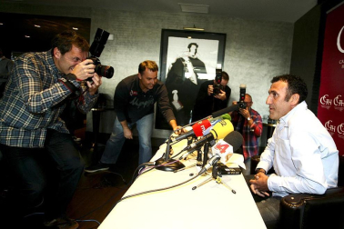 El ciclista navarro José Vicente "Chente" García Acosta anuncia su retirada del ciclismo profesional en una rueda de prensa en el Hotel Castillo de Gorráiz.