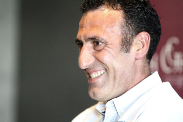 El ciclista navarro José Vicente "Chente" García Acosta anuncia su retirada del ciclismo profesional en una rueda de prensa en el Hotel Castillo de Gorráiz.