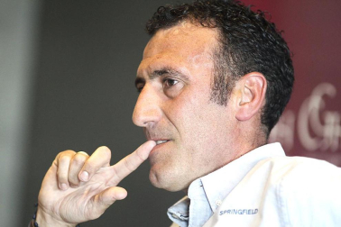 El ciclista navarro José Vicente "Chente" García Acosta anuncia su retirada del ciclismo profesional en una rueda de prensa en el Hotel Castillo de Gorráiz.