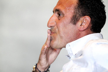 El ciclista navarro José Vicente "Chente" García Acosta anuncia su retirada del ciclismo profesional en una rueda de prensa en el Hotel Castillo de Gorráiz.