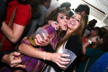 Imágenes de la celebración de la Carpa Universitaria durante la noche del viernes 4 de noviembre de 2011.
