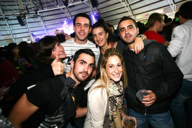 Imágenes de la celebración de la Carpa Universitaria durante la noche del viernes 4 de noviembre de 2011.