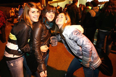 Imágenes de la celebración de la Carpa Universitaria durante la noche del viernes 4 de noviembre de 2011.