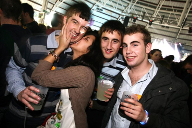 Imágenes de la celebración de la Carpa Universitaria durante la noche del viernes 4 de noviembre de 2011.