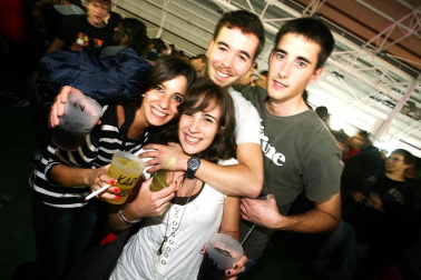 Imágenes de la celebración de la Carpa Universitaria durante la noche del viernes 4 de noviembre de 2011.