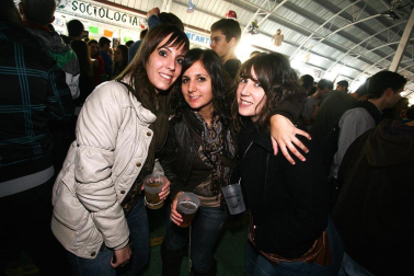 Imágenes de la celebración de la Carpa Universitaria durante la noche del viernes 4 de noviembre de 2011.