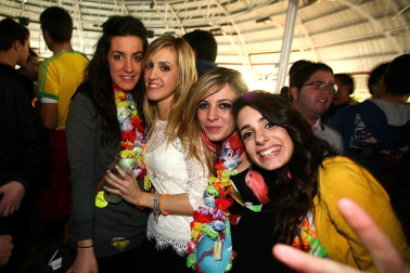 Imágenes de la celebración de la Carpa Universitaria durante la noche del viernes 4 de noviembre de 2011.