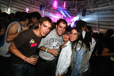 Imágenes de la celebración de la Carpa Universitaria durante la noche del viernes 4 de noviembre de 2011.