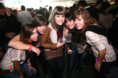 Imágenes de la celebración de la Carpa Universitaria durante la noche del viernes 4 de noviembre de 2011.