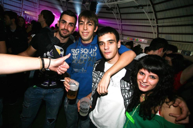 Imágenes de la celebración de la Carpa Universitaria durante la noche del viernes 4 de noviembre de 2011.