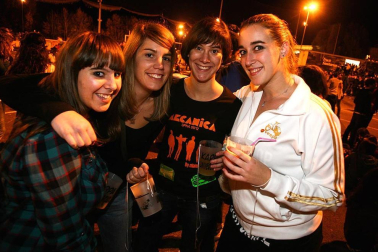 Imágenes de la celebración de la Carpa Universitaria durante la noche del viernes 4 de noviembre de 2011.