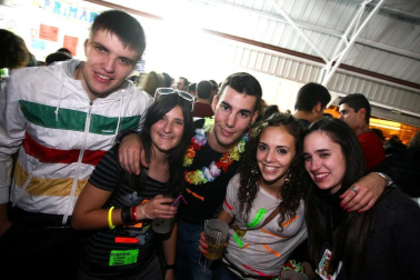Imágenes de la celebración de la Carpa Universitaria durante la noche del viernes 4 de noviembre de 2011.