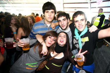 Imágenes de la celebración de la Carpa Universitaria durante la noche del viernes 4 de noviembre de 2011.