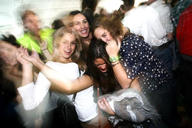 Imágenes de la celebración de la Carpa Universitaria durante la noche del viernes 4 de noviembre de 2011.