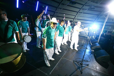 Imágenes de la celebración de la Carpa Universitaria durante la noche del viernes 4 de noviembre de 2011.