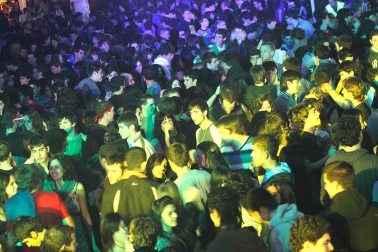 Imágenes de la celebración de la Carpa Universitaria durante la noche del viernes 4 de noviembre de 2011.