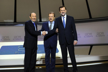 Rajoy y Rubalcaba se enfrentan en el debate televisado por la Academia de televisión, en el Palacio de Congresos.