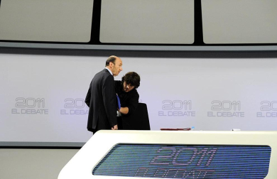Rajoy y Rubalcaba se enfrentan en el debate televisado por la Academia de televisión, en el Palacio de Congresos.
