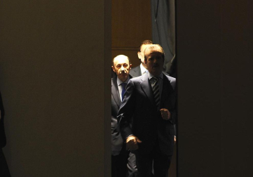Rajoy y Rubalcaba se enfrentan en el debate televisado por la Academia de televisión, en el Palacio de Congresos.