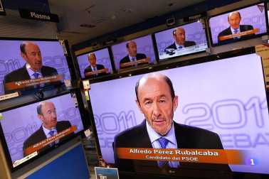 Rajoy y Rubalcaba se enfrentan en el debate televisado por la Academia de televisión, en el Palacio de Congresos.