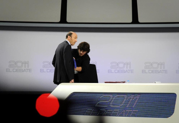 Rajoy y Rubalcaba se enfrentan en el debate televisado por la Academia de televisión, en el Palacio de Congresos.