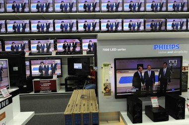 Rajoy y Rubalcaba se enfrentan en el debate televisado por la Academia de televisión, en el Palacio de Congresos.