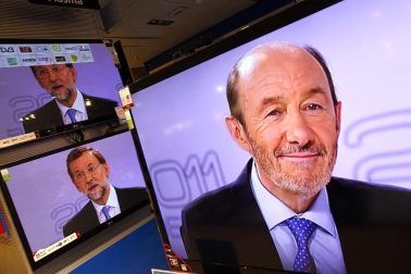 Rajoy y Rubalcaba se enfrentan en el debate televisado por la Academia de televisión, en el Palacio de Congresos.