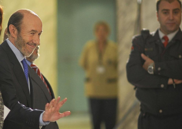 Rajoy y Rubalcaba se enfrentan en el debate televisado por la Academia de televisión, en el Palacio de Congresos.