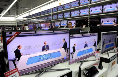 Rajoy y Rubalcaba se enfrentan en el debate televisado por la Academia de televisión, en el Palacio de Congresos.