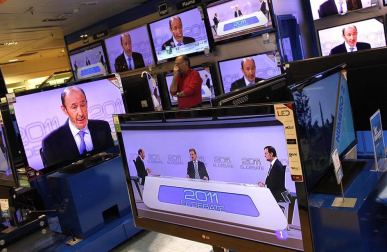Rajoy y Rubalcaba se enfrentan en el debate televisado por la Academia de televisión, en el Palacio de Congresos.