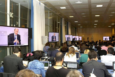 Rajoy y Rubalcaba se enfrentan en el debate televisado por la Academia de televisión, en el Palacio de Congresos.