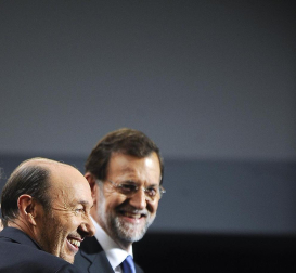 Rajoy y Rubalcaba se enfrentan en el debate televisado por la Academia de televisión, en el Palacio de Congresos.
