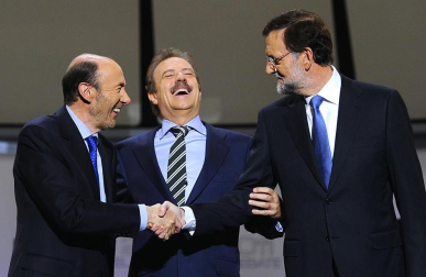 Rajoy y Rubalcaba se enfrentan en el debate televisado por la Academia de televisión, en el Palacio de Congresos.