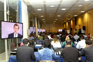 Rajoy y Rubalcaba se enfrentan en el debate televisado por la Academia de televisión, en el Palacio de Congresos.