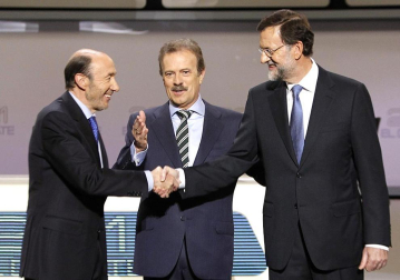 Rajoy y Rubalcaba se enfrentan en el debate televisado en la Academia de televisión.