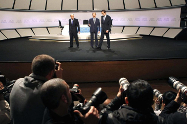 Rajoy y Rubalcaba se enfrentan en el debate televisado en la Academia de televisión.