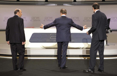 Rajoy y Rubalcaba se enfrentan en el debate televisado por la Academia de televisión, en el Palacio de Congresos.