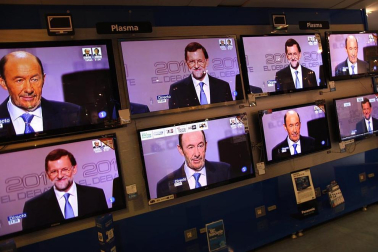 Rajoy y Rubalcaba se enfrentan en el debate televisado por la Academia de televisión, en el Palacio de Congresos.