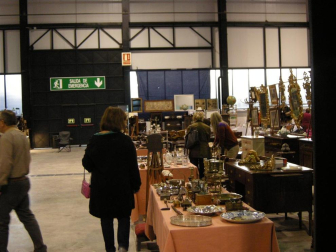 Varios ciudadanos en el recinto ferial de Refena junto a varias piezas del II Desembalaje de Antigüedades