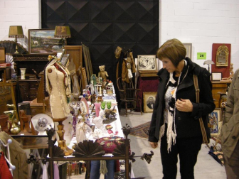 Varios ciudadanos en el recinto ferial de Refena junto a varias piezas del II Desembalaje de Antigüedades