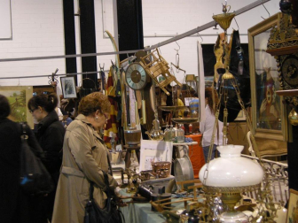 Varios ciudadanos en el recinto ferial de Refena junto a varias piezas del II Desembalaje de Antigüedades
