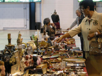 Varios ciudadanos en el recinto ferial de Refena junto a varias piezas del II Desembalaje de Antigüedades
