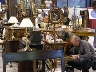 Varios ciudadanos en el recinto ferial de Refena junto a varias piezas del II Desembalaje de Antigüedades