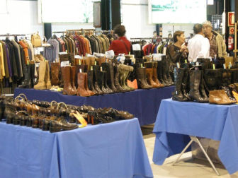 Varios ciudadanos en el recinto ferial de Refena junto a varias piezas del II Desembalaje de Antigüedades