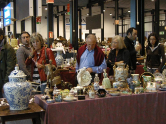 Varios ciudadanos en el recinto ferial de Refena junto a varias piezas del II Desembalaje de Antigüedades